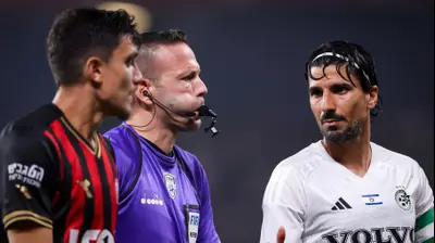 ליאור רפאלוב שחקן מכבי חיפה לצד השופט אוראל גרינפלד, לירן סרדל שחקן הפועל חיפה. מאור אלקסלסי