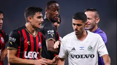 עילאי חג'ג' שחקן מכבי חיפה בעימות עם לירן סרדל שחקן הפועל חיפה. מאור אלקסלסי