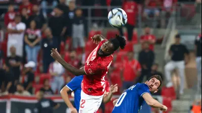 אנדרה פוקו שחקן הפועל באר שבע מעל אדריאן פאון שחקן בני סכנין. דני מרון