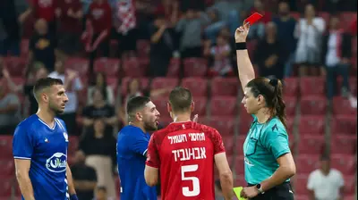 ספיר ברמן שופטת כדורגל שולפת כרטיס אדום אל עבר קונסטנטינוס סוטיריו בני סכנין. דני מרון