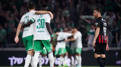 עבדולאי סק, לורנצו שימיץ' שחקני מכבי חיפה מחובקים מול גיא מלמד שחקן הפועל חיפה המאוכזב. מאור אלקסלסי