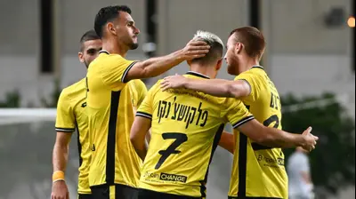 מקסים פלקושצנקו עם שחקני מכבי נתניה. ברני ארדוב