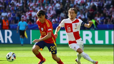 פדרי נבחרת ספרד לצד לוקה מודריץ' נבחרת קרואטיה. רויטרס