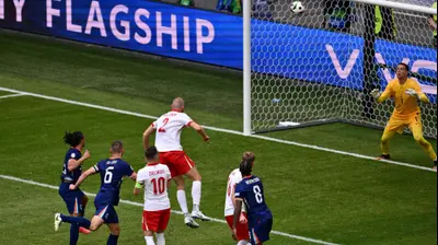 שחקן נבחרת הולנד סטפן דה פריי נוגח מול פולין. CHRISTOPHE SIMON/AFP,GettyImages