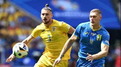 ארטיום דובביק, חלוץ נבחרת אוקראינה מול ראדו דראגושין בלם נבחרת רומניה. רויטרס