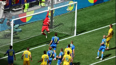 ניקולאה סטנצ'ו, שחקן נבחרת רומניה כמעט כובש מנקודת הקרן נגד אוקראינה. רויטרס