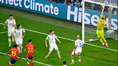 ג'אנלואיג'י דונארומה שוער נבחרת איטליה בהדיפת כדור של פדרי נבחרת ספרד. GettyImages