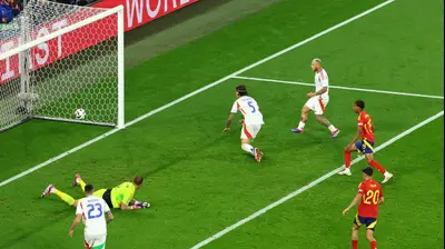 שחקן נבחרת איטליה, ריקרדו קלאפיורי, כובש שער עצמי. רויטרס