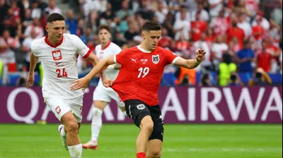 שחקן נבחרת פולין ברטוש סליש, מבצע עבירה על שחקן נבחרת אוסטריה כריסטוף באומגרטנר. רויטרס