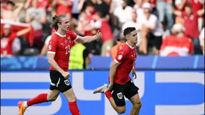 כריסטוף באומגרטנר שחקן נבחרת אוסטריה חוגג שער, מאחוריו פטריק וימר. רויטרס