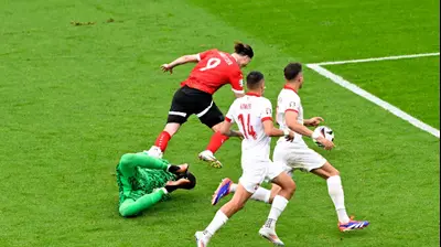 מרסל זאביצר שחקן נבחרת אוסטריה מוכשל על ידי וויצ'ך שצ'סני שוער נבחרת פולין. רויטרס