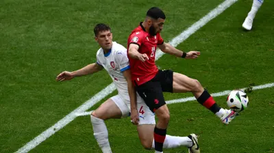 רובין הרנאץ נבחרת צ'כיה לצד ז'ורז' מיקוטאדזה נבחרת גיאורגיה. GettyImages