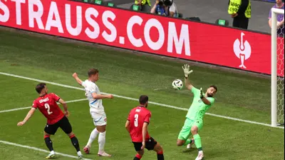 אדם הלוז'ק נבחרת צ'כיה מול גיורגי ממרדשווילי שוער נבחרת גיאורגיה. GettyImages