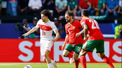 פרדי קאדיולו נבחרת טורקיה לצד ברנרדו סילבה נבחרת פורטוגל. רויטרס