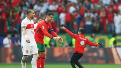 כריסטיאנו רונאלדו נבחרת פורטוגל עם אוהד צעיר. GettyImages