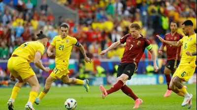 שחקן נבחרת בלגיה קווין דה בראונה ליד שחקן נבחרת רומניה ניקולאה סטנצ'ו. רויטרס