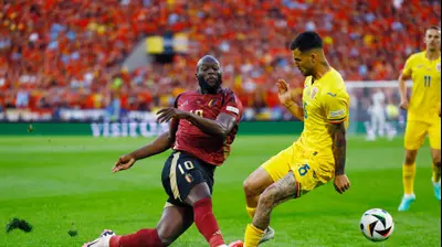 רומלו לוקאקו נבחרת בלגיה לצד מרויס מרין נבחרת רומניה. רויטרס