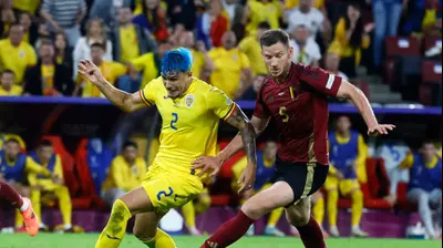 יאן ורטונגן נבחרת בלגיה לצד אנדריי ראציו נבחרת רומניה. רויטרס