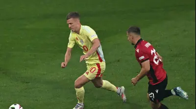 דני אולמו שחקן נבחרת ספרד לפני אילבר רמדאני שחקן נבחרת אלבניה. OZAN KOSE/AFP,GettyImages