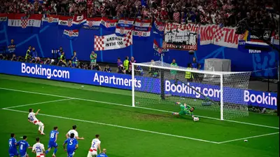 שוער נבחרת איטליה ג'אנלואיג'י דונארומה הודף פנדל של לוקה מודריץ' הקרואטי. GettyImages