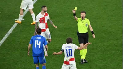 לוקה מודריץ' קשר נבחרת קרואטיה סופג כרטיס צהוב. רויטרס