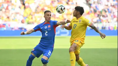 פלורינל קומאן נבחרת רומניה לצד פטר פקאריק נבחרת סלובקיה. GettyImages