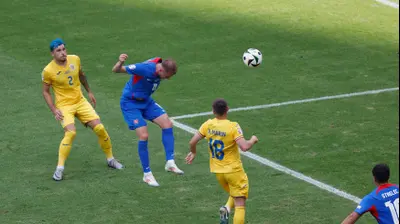 אונדריי דודה שחקן נבחרת סלובקיה נוגח לרשת נבחרת רומניה. רויטרס