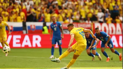 רזבאן מרין שחקן נבחרת רומניה בועט פנדל. רויטרס