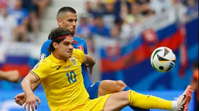 יאניס חאג'י נבחרת רומניה לצד דויד האנצקו נבחרת סלובקיה. רויטרס