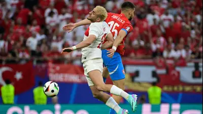 דויד יוראשק נבחרת צ'כיה לצד באריש יילמאז נבחרת טורקיה. GettyImages