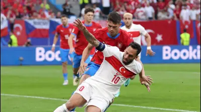 הקאן צ'לחנוילו נבחרת טורקיה לצד רובין הרנאץ נבחרת צ'כיה. GettyImages