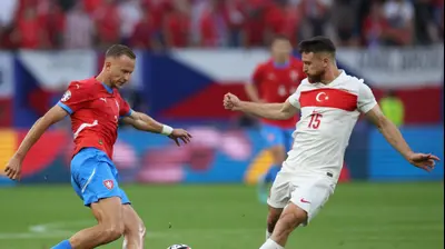 אנטונין באראק נבחרת צ'כיה לצד סליח אוזג'אן נבחרת טורקיה. GettyImages