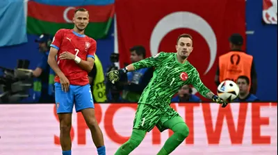 מרט גונוק שוער נבחרת טורקיה לצד אנטונין באראק נבחרת צ'כיה. GettyImages