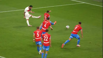 שחקן נבחרת טורקיה הקאן צ'לחנוילו כובש נגד צ'כיה. Julian Finney,GettyImages