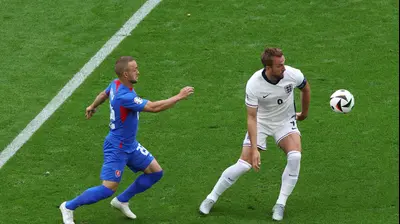 שחקן נבחרת אנגליה הארי קיין מול שחקן נבחרת סלובקיה דניס ואוורו. Dean Mouhtaropoulos,GettyImages