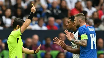 חליל אומוט מלר שופט כדורגל טורקי מול מילאן שקריניאר נבחרת סלובקיה לצד ג'וד בלינגהאם נבחרת אנגליה. GettyImages