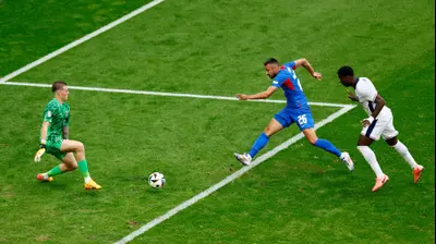 איבן שראנץ שחקן נבחרת סלובקיה מכניע את ג'ורדן פיקפורד שוער נבחרת אנגליה. רויטרס