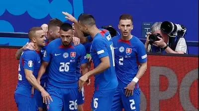 שחקני נבחרת סלובקיה חוגגים. KENZO TRIBOUILLARD/AFP,GettyImages