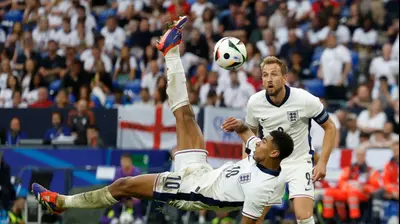 שחקן נבחרת אנגליה ג'וד בלינגהאם כובש במספרת. רויטרס