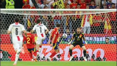 רובין לה נורמן נבחרת ספרד כובש שער עצמי. GettyImages