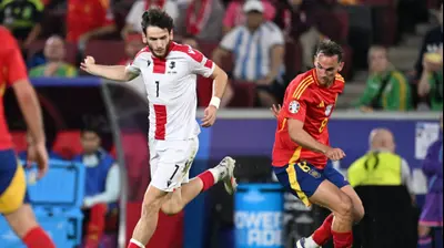 חביצ'ה קברצחליה נבחרת גאורגיה לצד פביאן רואיס נבחרת ספרד. GettyImages