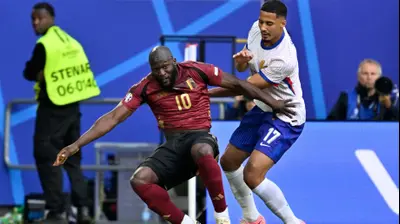 רומלו לוקאקו נבחרת בלגיה לצד וויליאם סאליבה נבחרת צרפת. GettyImages