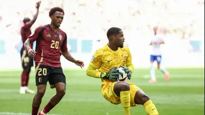 מייק מניאן שוער נבחרת צרפת לצד לואיס אופנדה נבחרת בלגיה. GettyImages