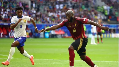 שחקן נבחרת בלגיה רומלו לוקאקו, מול שחקן נבחרת צרפת, אורליאן טשואמני. רויטרס