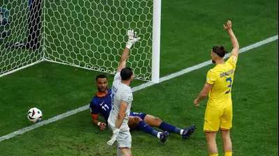 קודי גאקפו שחקן נבחרת הולנד כובש, שחקני נבחרת רומניה מבקשים נבדל. רויטרס