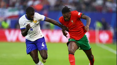 שחקן נבחרת פורטוגל, רפאל לאאו, מול שחקן נבחרת צרפת, דאיו אופמקאנו. רויטרס