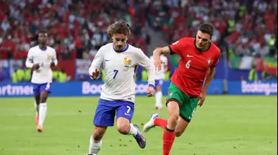 שחקן נבחרת צרפת, אנטואן גריזמן, מול שחקן נבחרת פורטוגל, ז'ואאו פלהיניה. Alex Grimm,GettyImages