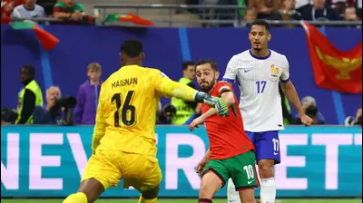 שחקן נבחרת פורטוגל, ברנרדו סילבה, מול שוער נבחרת צרפת מייק מניאן. רויטרס