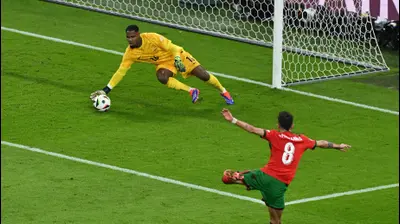 שוער נבחרת צרפת, מייק מניאן, הודף בעיטה של ברונו פרננדש, נבחרת פורטוגל. רויטרס