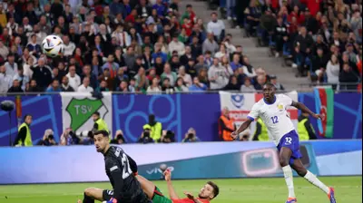 שחקן נבחרת צרפת, רנדל קולו מואני, מחמיץ מול דיוגו קוסטה, נבחרת פורטוגל. Lars Baron,GettyImages